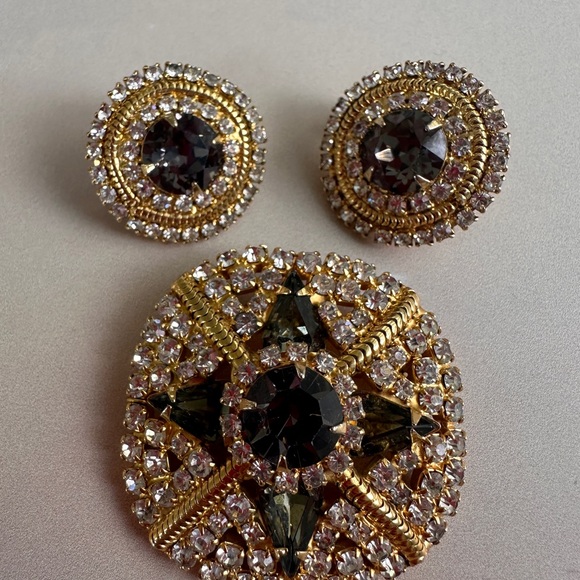 Hobe Brooch and Earrings - Picture 5 of 7